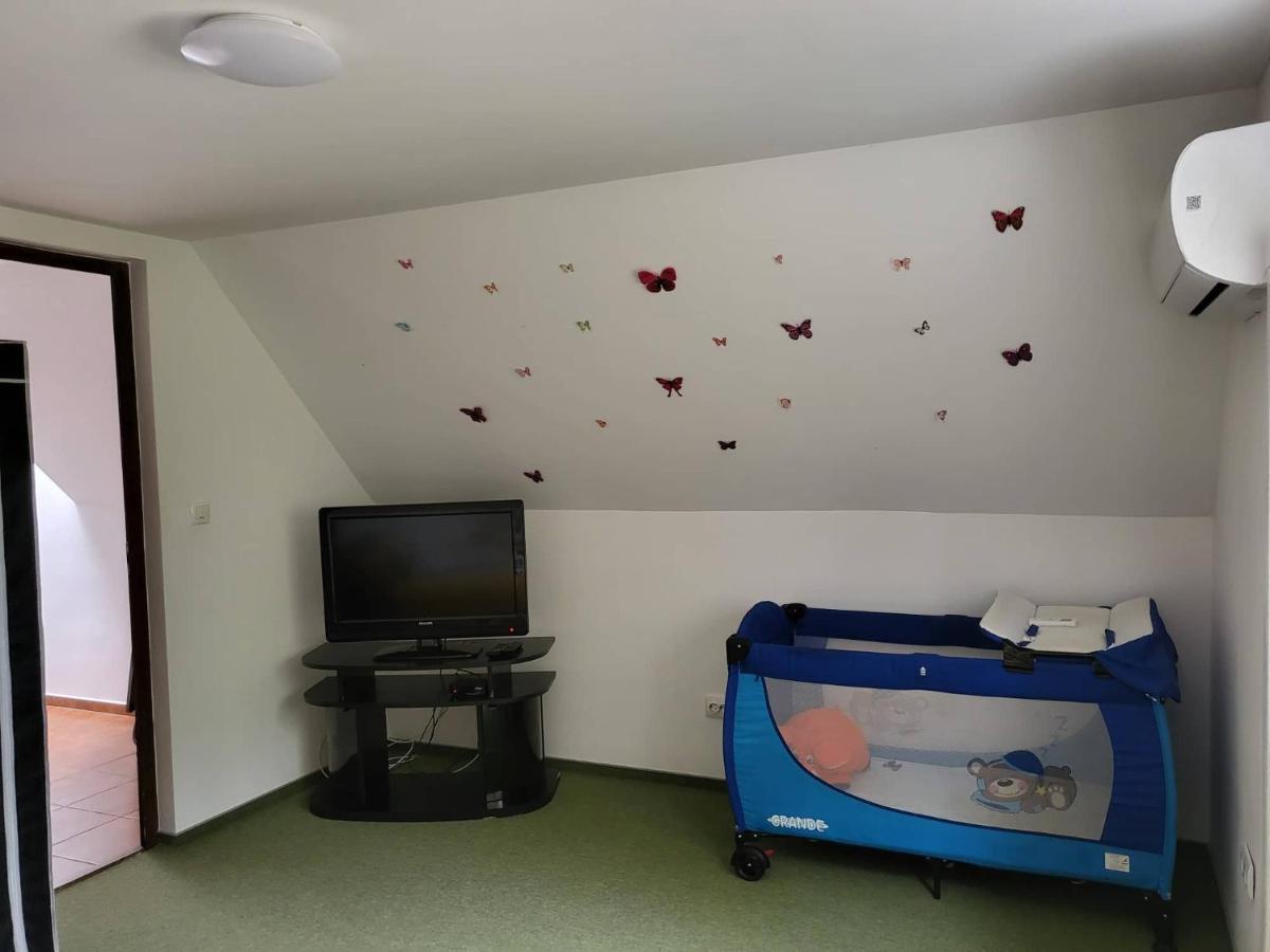 Appartamento Forrás Vendégház Tata Esterno foto